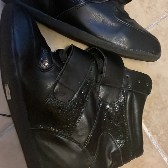 Ashley Stewart sneaker. Heels - Picture 2 of 4